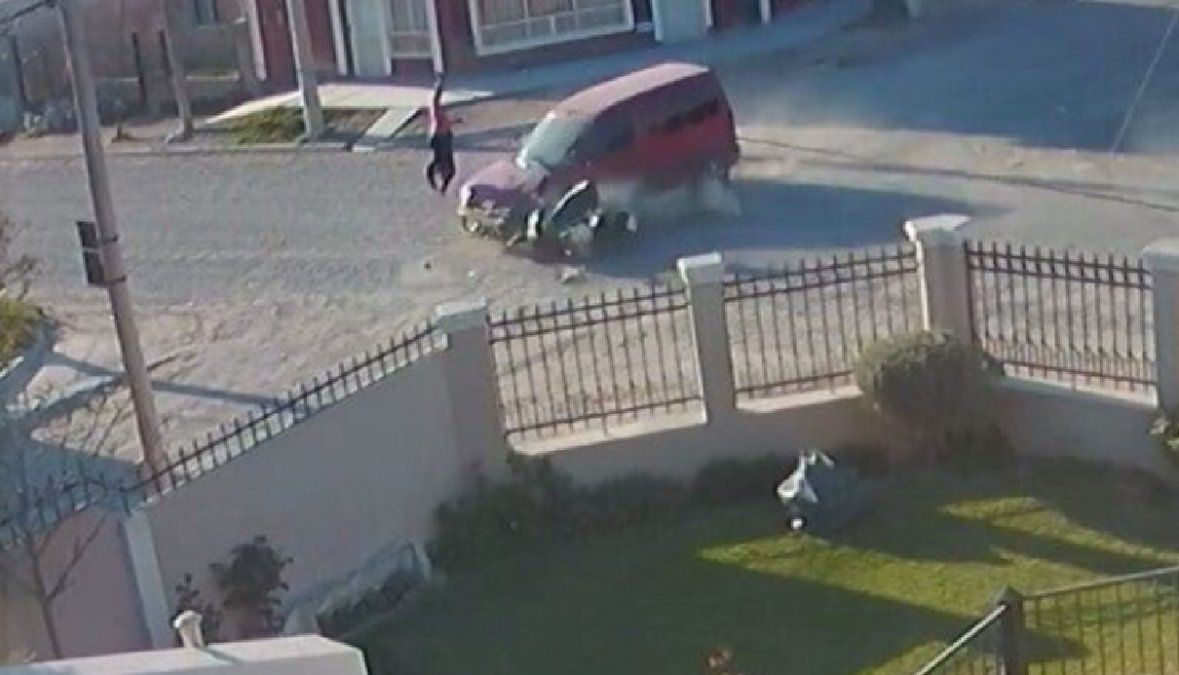 Iba en su moto y fue atropellada: en vez de ayudarla