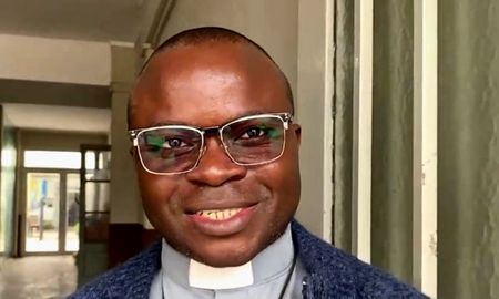 El Padre Mac Munia, en plena acción en la Parroquia Nuestra Señora de Luján, donde lidera la tarea de alimentar a 200 familias necesitadas cuatro veces por semana. El Padre Mac Munia, en plena acción en la Parroquia Nuestra Señora de Luján, donde lidera la tarea de alimentar a 200 familias necesitadas cuatro veces por semana.