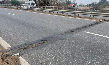 Las roturas son evidentes y la vía se encuentra altamente deteriorada y dañada. Las roturas son evidentes y la vía se encuentra altamente deteriorada y dañada.