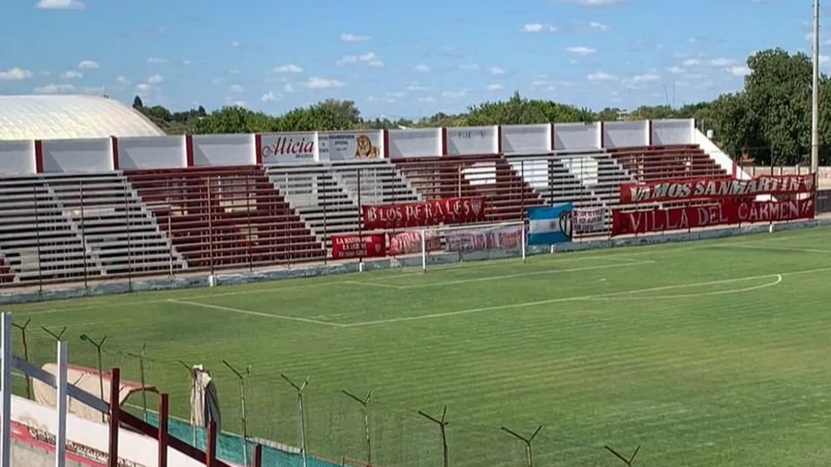 Un hombre de 43 años quedó internado en un centro asistencial en "estado crítico", luego de caer de una de las tribunas del estadio Libertador General San Martín, cuando se encontraba trepado a la tela perimetral de la institución.