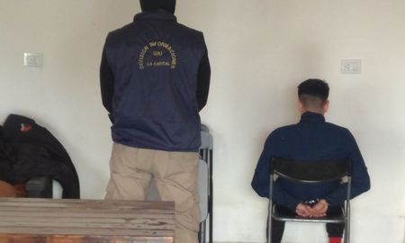 Un hombre fue detenido este martes en Barrio Caima, en Desvío Arijón, por ser el apuntado por los investigadores como presunto autor del tiroteo ocurrido el pasado 16 de mayo a la salida de baile en el Club Villa Dora. Un hombre fue detenido este martes en Barrio Caima, en Desvío Arijón, por ser el apuntado por los investigadores como presunto autor del tiroteo ocurrido el pasado 16 de mayo a la salida de baile en el Club Villa Dora.