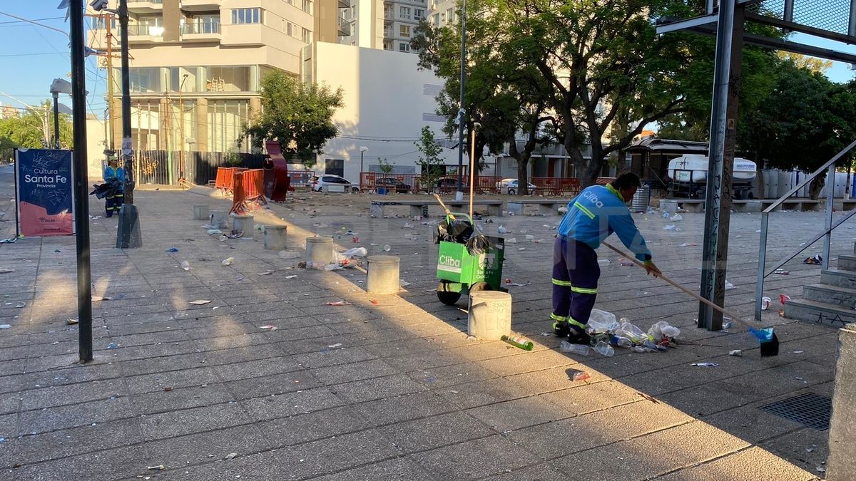 Este lunes se realizaban tareas de limpieza en la zona donde estuvo el Fan Fest y se desarrollaron gran parte de los festejos.