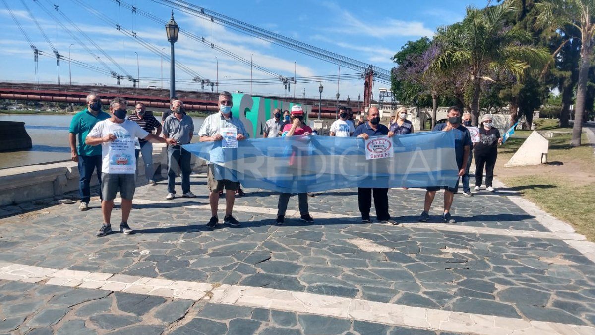 Los transportistas escolares se manifestaron en la costanera de Santa Fe, a metros del Puente Colgante.