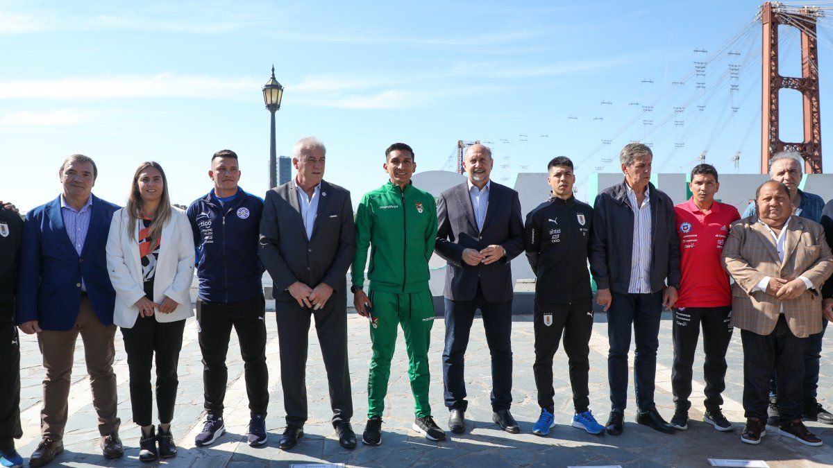 Las autoridades recibieron la antorcha de los Juegos Suramericanos y se prepararon para la ceremonia de inicio de la Liga Evolución de Fútbol Playa Zona Sur.