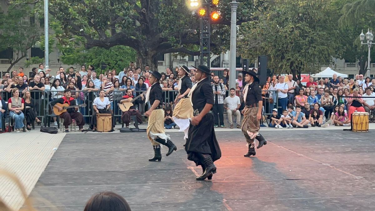 La Compañía Municipal de Danzas Folclóricas de Avellaneda presentó un espectáculo de malambo y bombo. La Compañía Municipal de Danzas Folclóricas de Avellaneda presentó un espectáculo de malambo y bombo.