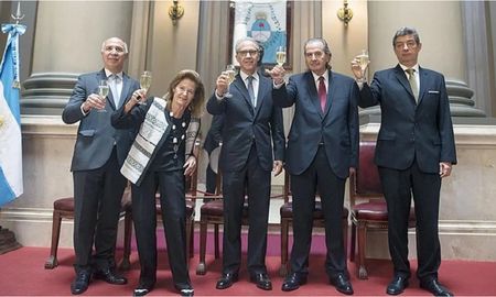 La Corte Suprema de Justicia rechazó el pedido del gobierno para incorporar como “parte” en el reclamo por las clases presenciales a la provincia de Buenos Aires, y le otorgó al procurador general de la Nación interino, Eduardo Casal, un plazo de 72 horas para que emita su opinión ante el reclamo del gobierno de la CABA. La Corte Suprema de Justicia rechazó el pedido del gobierno para incorporar como “parte” en el reclamo por las clases presenciales a la provincia de Buenos Aires, y le otorgó al procurador general de la Nación interino, Eduardo Casal, un plazo de 72 horas para que emita su opinión ante el reclamo del gobierno de la CABA.