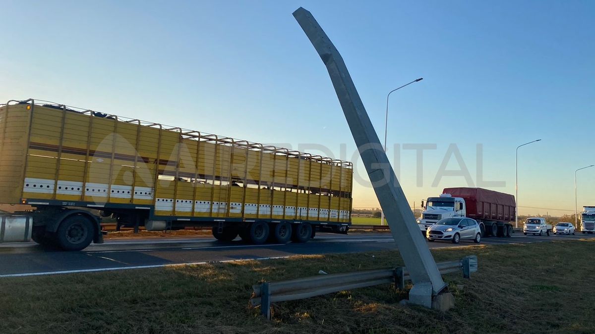 La columna del cartel quedó torcida.