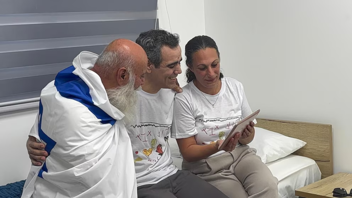 Uno de los reehenes recién liberado, junto a su padre y esposa tras dos años de cautiverio Uno de los reehenes recién liberado, junto a su padre y esposa tras dos años de cautiverio