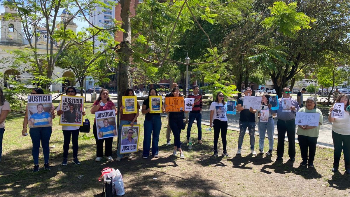Familiares y allegados a Damián Strada se manifestaron este jueves frente a los tribunales de Santa Fe.