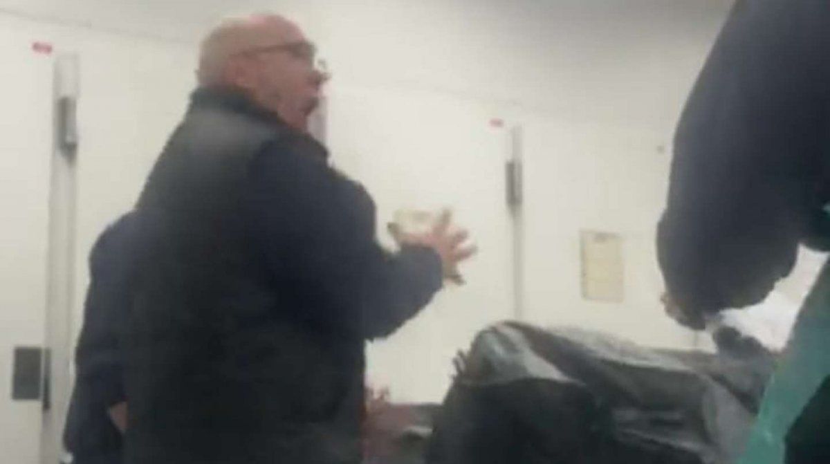 Video: una broma de mal gusto entre empleados de una funeraria