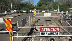 altText(Por un gran socavón cortaron totalmente el tránsito en el puente del Parque Garay)}