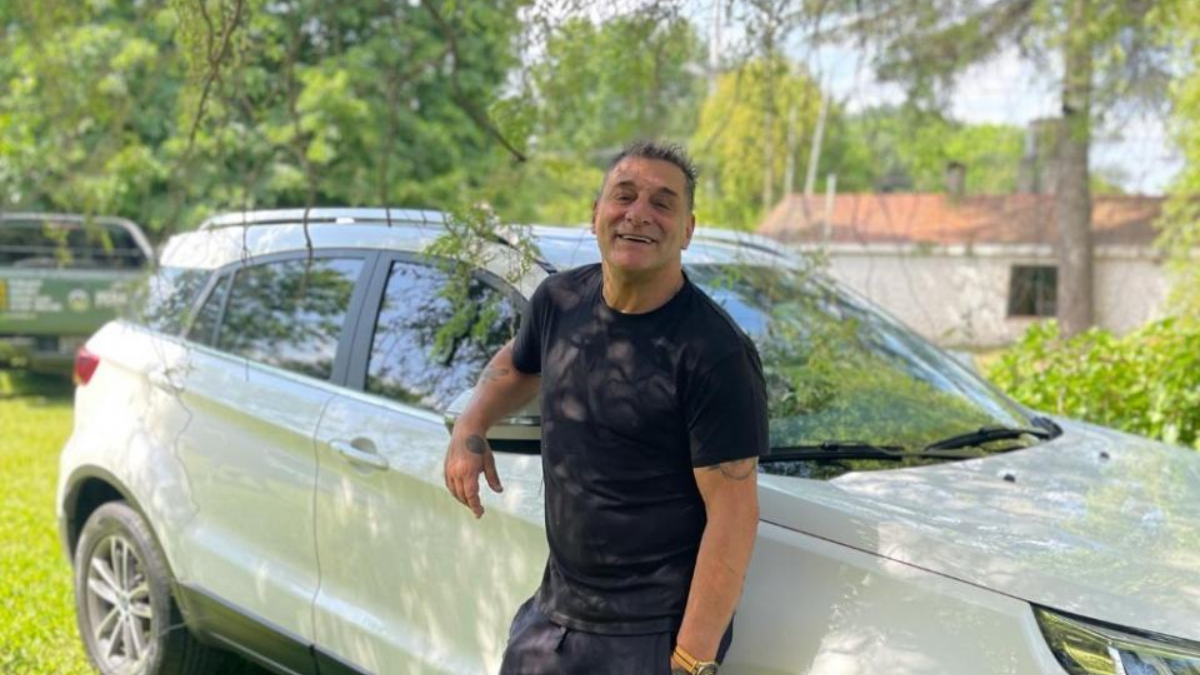 Se conoció un alarmante video del Turco García: tiró un petardo adentro de un auto y lo prendió fuego