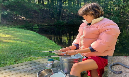 Calu Rivero, sorprendida por una víbora mientras lavaba los platos en un estanque Calu Rivero, sorprendida por una víbora mientras lavaba los platos en un estanque