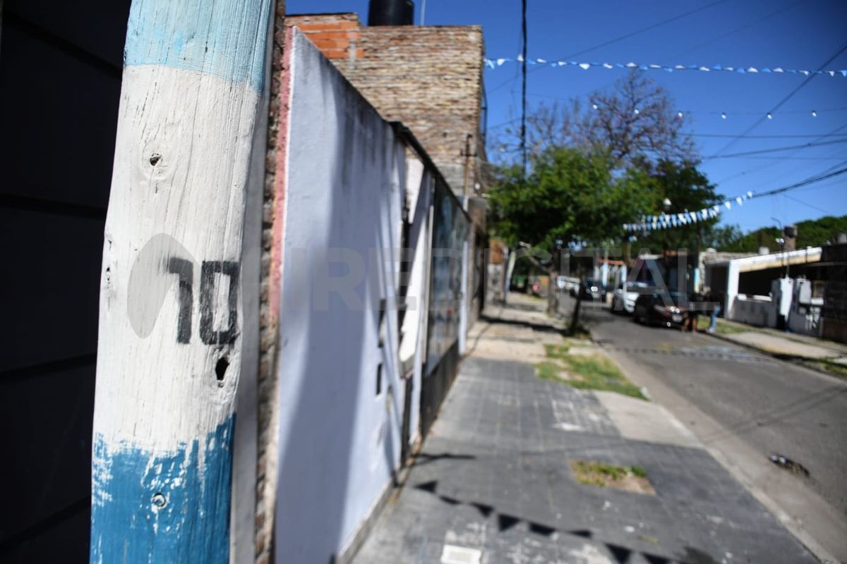 El característico "10" del capitán de la selección nacional, plasmado en todo el barrio.