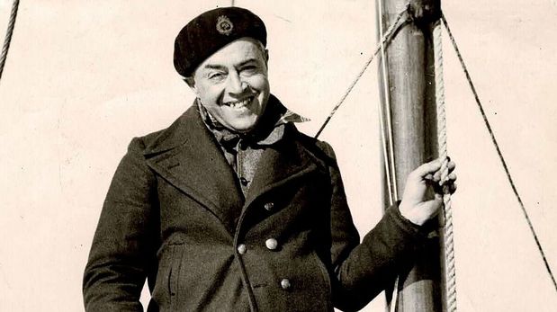 Vito Dumas, inolvidable deportista argentino, superó uno de los mayores retos para la navegación de todos los tiempos: entre 1942 y 1943 y, con la Segunda Guerra Mundial en pleno desarrollo, dio la vuelta al mundo por la ruta imposible de los 40 bramadores.