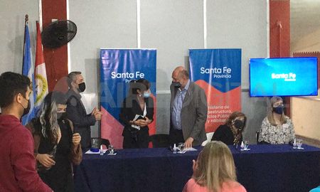 El gobernador de la provincia de Santa Fe, Omar Perotti, la ministra de Infraestructura, Silvina Frana y el secretario de Salud, Jorge Prieto encabezaron la apertura de ofertas para la ampliación y reparación del hospital Sayago. El gobernador de la provincia de Santa Fe, Omar Perotti, la ministra de Infraestructura, Silvina Frana y el secretario de Salud, Jorge Prieto encabezaron la apertura de ofertas para la ampliación y reparación del hospital Sayago.