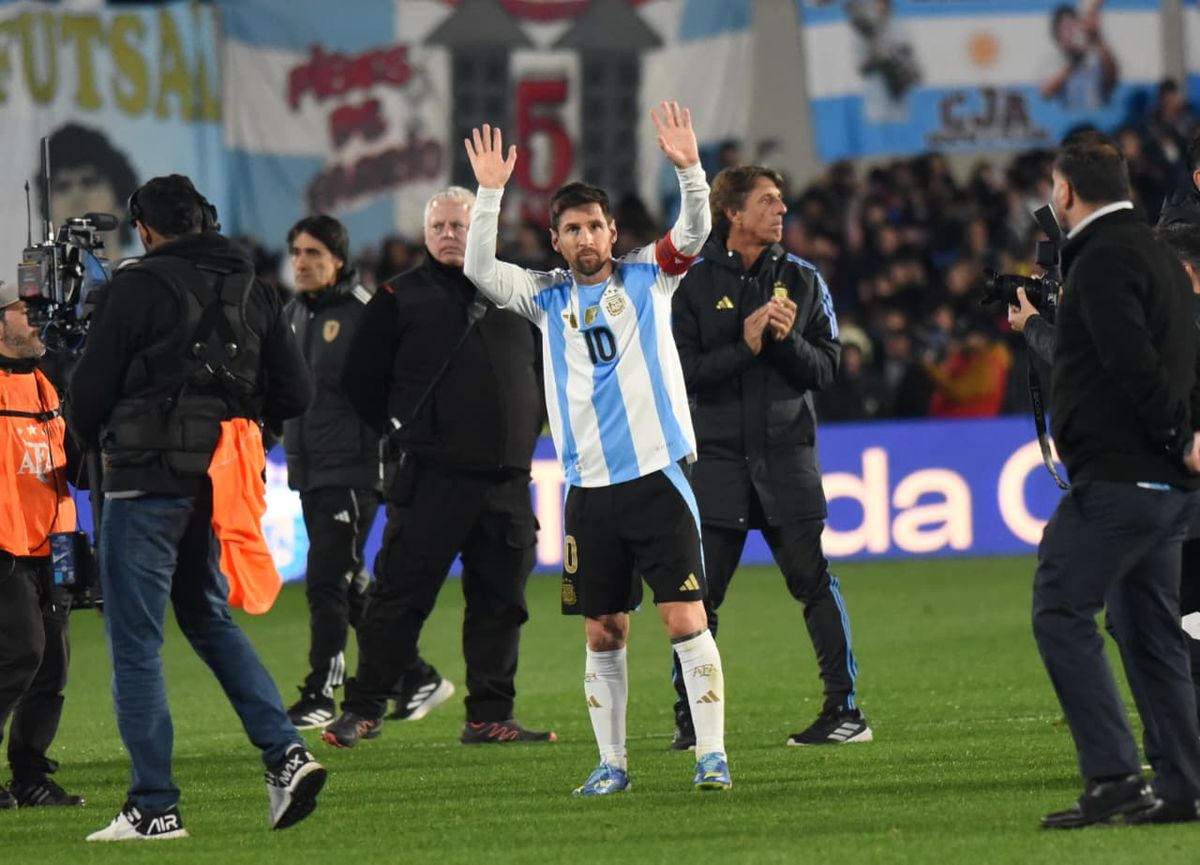 Así se retiraba Lionel Andrés Messi Cuccittini del Monumental.