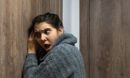 Escuchó a sus hijos detrás de la puerta y uno de ellos dijo algo que la dejó helada: No le cuentes a mamá Escuchó a sus hijos detrás de la puerta y uno de ellos dijo algo que la dejó helada: No le cuentes a mamá