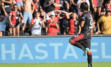 Jorge Benítez puso el 1-1 entre Colón y Huracán con un frentazo que venció la floja resistencia de Nicolás Campisi, arquero del Globo. Jorge Benítez puso el 1-1 entre Colón y Huracán con un frentazo que venció la floja resistencia de Nicolás Campisi, arquero del Globo.