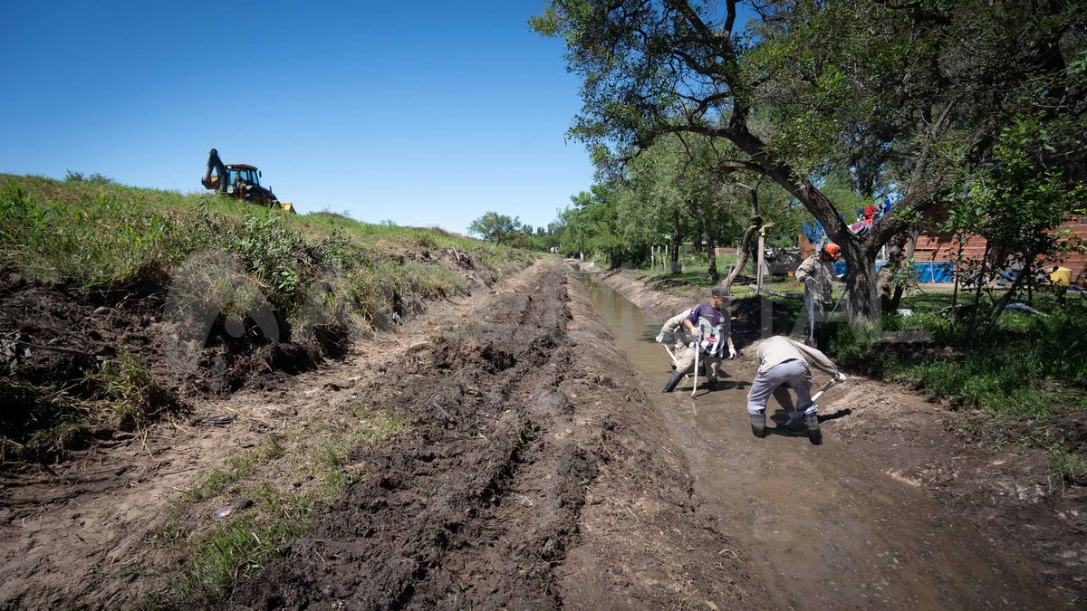 Una cuadrilla de la empresa Cocyar realiza trabajos de limpieza del canal de guarda en la zona de el Garello. Una cuadrilla de la empresa Cocyar realiza trabajos de limpieza del canal de guarda en la zona de el Garello.