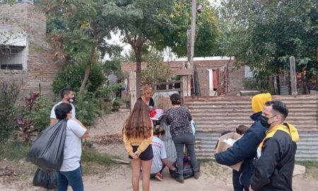 La Asociación Civil Pequeñas Estrellas nació en el 2019 en La Guardia. Hoy brindan asistencia en distintos aspectos, desde alimentos hasta vestimenta. La Asociación Civil Pequeñas Estrellas nació en el 2019 en La Guardia. Hoy brindan asistencia en distintos aspectos, desde alimentos hasta vestimenta.