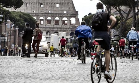 El gobierno italiano analiza reducir a cinco días la obligación de aislamiento a las personas con tres dosis de la vacuna que hayan tenido contacto con positivos. El gobierno italiano analiza reducir a cinco días la obligación de aislamiento a las personas con tres dosis de la vacuna que hayan tenido contacto con positivos.