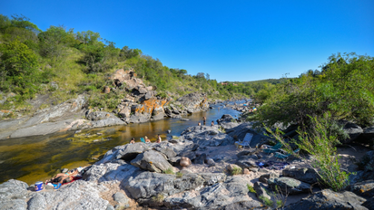 Escapada a un paraíso secreto de Córdoba, con arena fina y ollas naturales para descansar