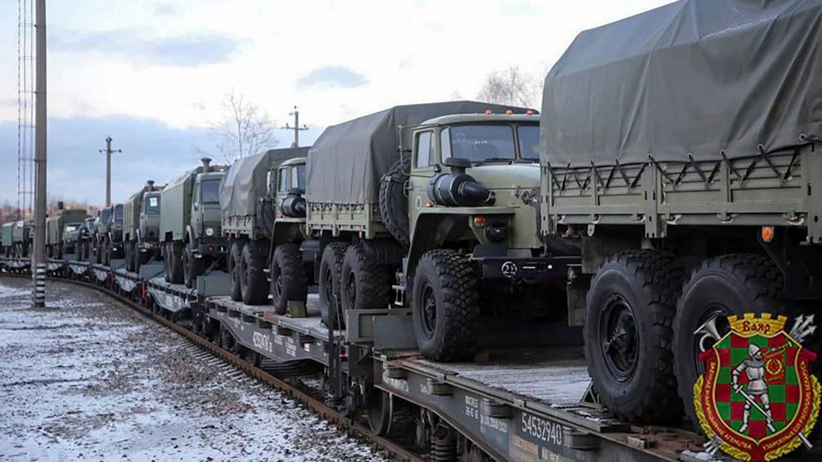 Una fotografía facilitada por el servicio de prensa del Ministerio de Defensa de Bielorrusia muestra la llegada de vehículos militares rusos para el ejercicio militar conjunto de Rusia y Bielorrusia, realizado el 18 de enero del 2022.