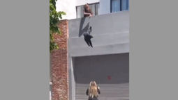 altText(VIDEO: un hombre lanzó la ropa de su pareja desde un balcón tras descubrir una infidelidad)}