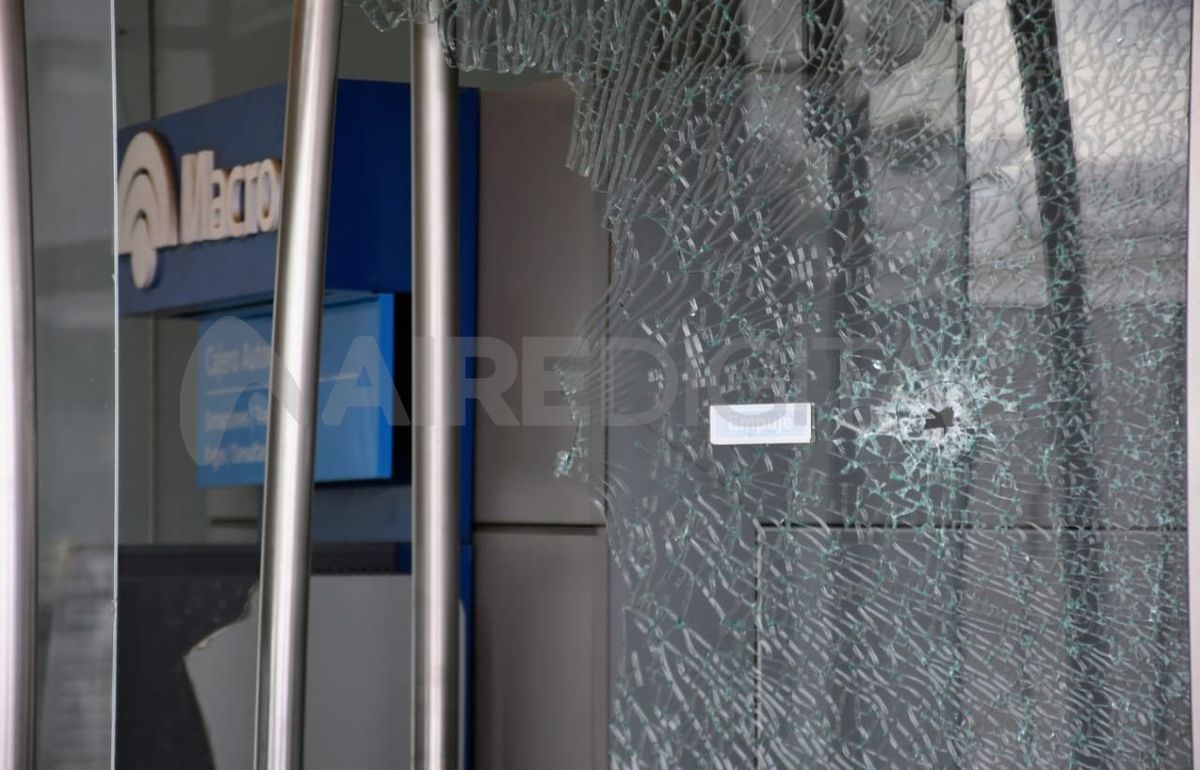 La bala reventó el vidrio principal del cajero.