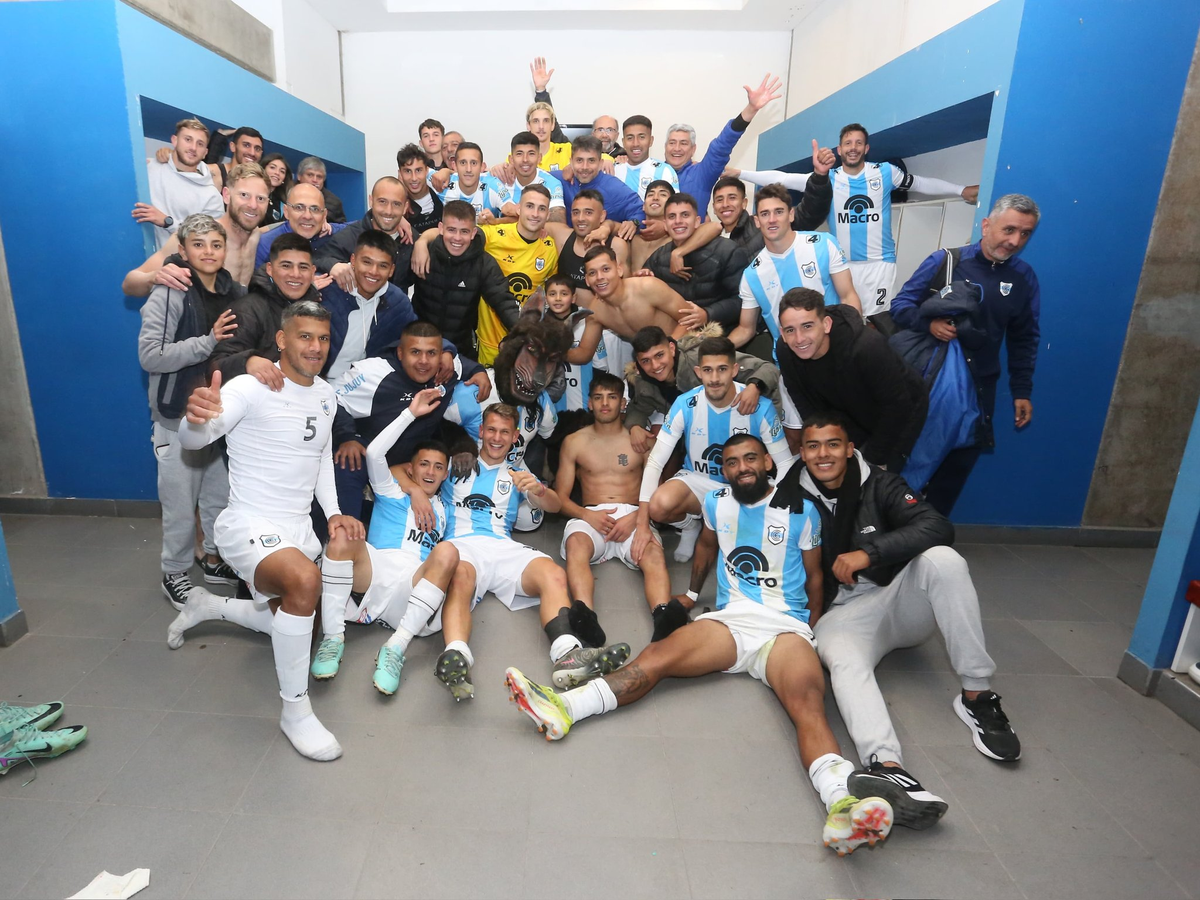 El festejo de Gimnasia de Jujuy tras la victoria contra Güemes en la Primera Nacional de fútbol. El festejo de Gimnasia de Jujuy tras la victoria contra Güemes en la Primera Nacional de fútbol.