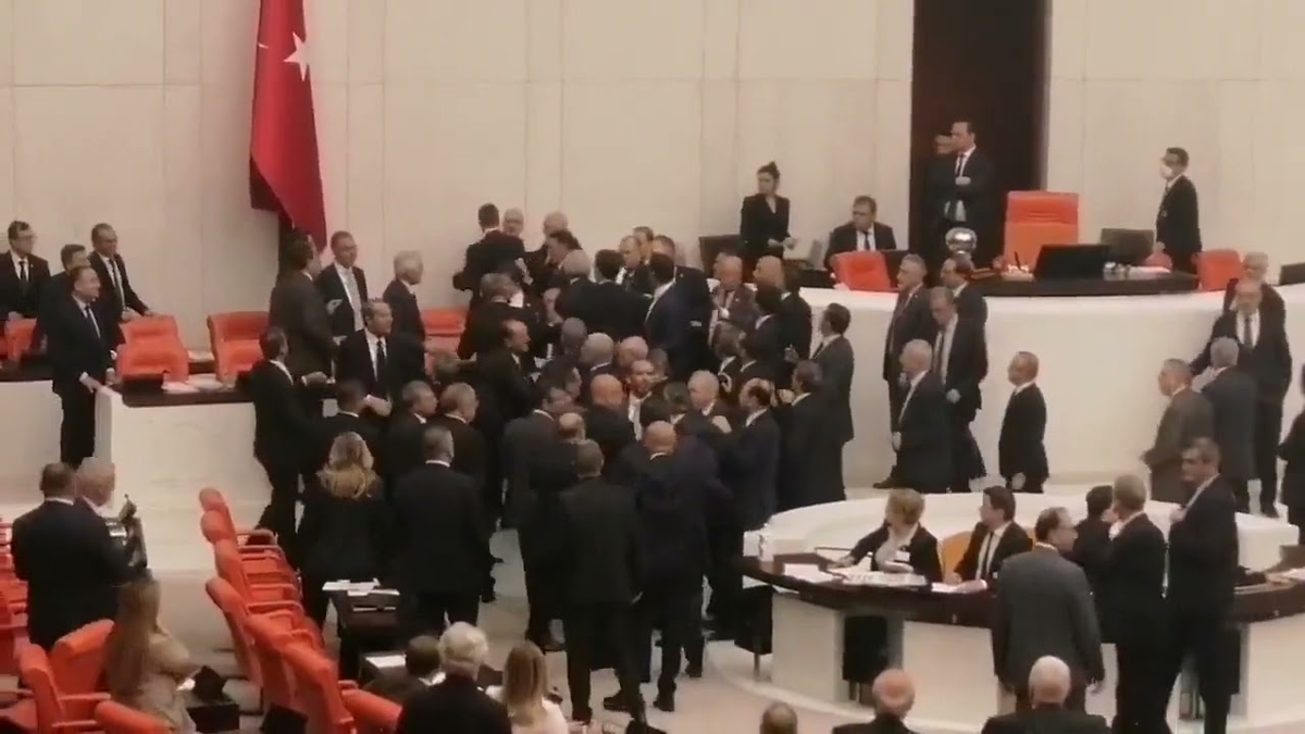 Un diputado de Turquía terminó en terapia intensiva por un golpe en la cabeza.