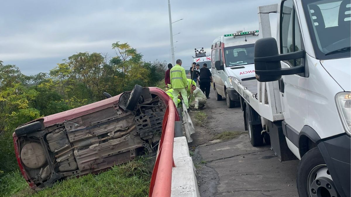 Así quedó el automóvil en la autopista Rosario - Santa Fe.