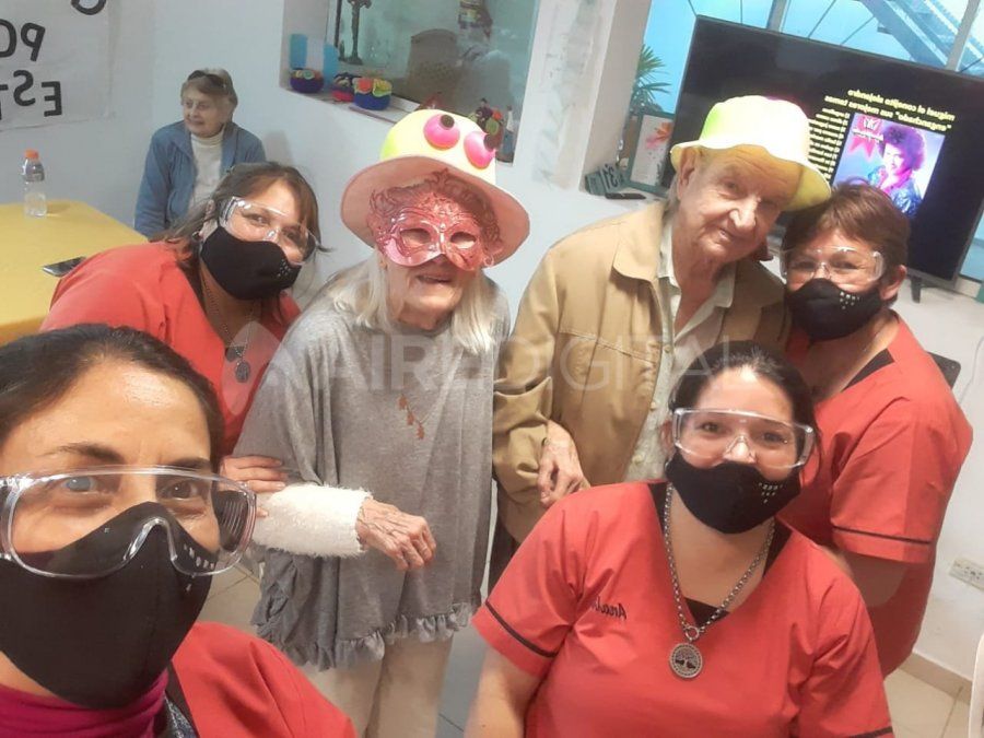 Algunas de las cuidadoras de la residencia con los abuelos que fueron elegidos como reyes de la primavera.&nbsp;