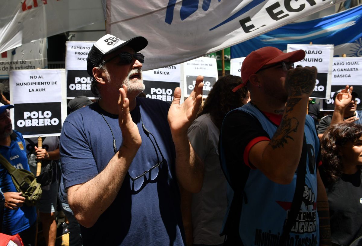 Organizaciones sociales, gremiales y piqueteras se convocaron ante el Consejo del Salario Minimo, Vital y M&oacute;vil.