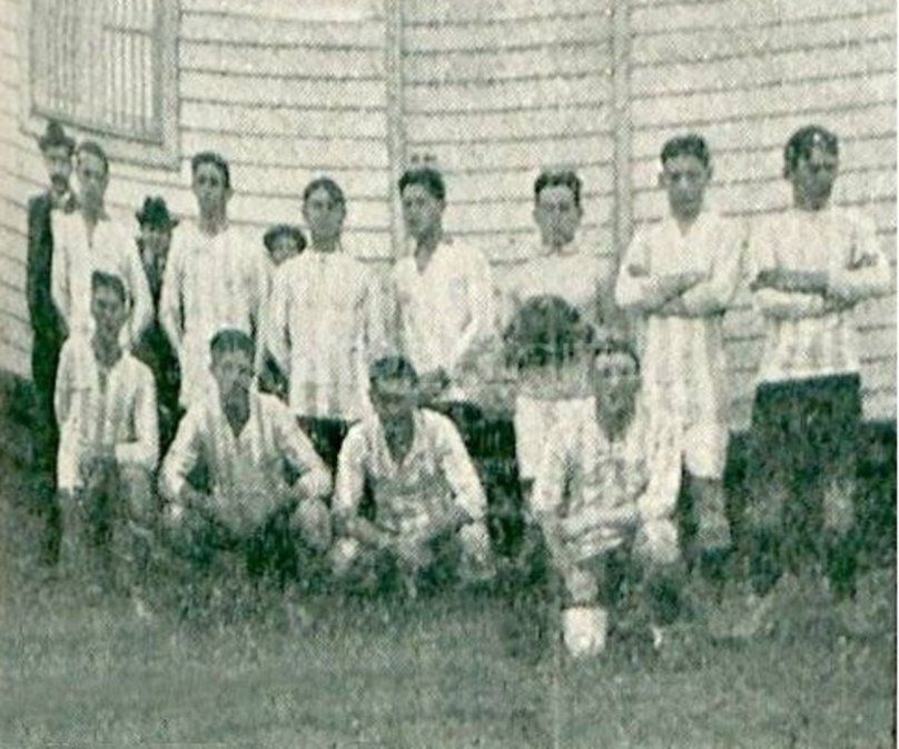 Formación de Racing que disputó aquel encuentro de fútbol ante Unión: Carlos Muttoni; Armando Reyes y Saturnino Ochoa; Ricardo Pepe, Juan Ohaco y Francisco Olazar; Ángel Betular, Alberto Ohaco, Juan Hospital, Alberto Marcovecchio y Juan Perinetti.