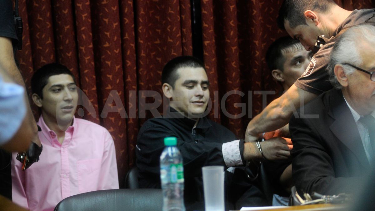 La justicia suspendió el beneficio de las salidas transitorias que le habían otorgado a Pici Cabrera (camisa rosada)