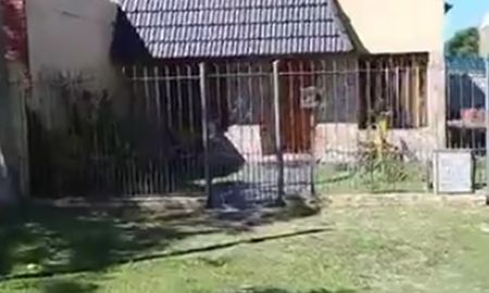 Una mujer de 40 años fue herida a puñaladas en su casa de la localidad santafesina de Rufino al ser atacada por su pareja, quien se fugó. La mujer salvó su vida porque se hizo pasar por muerta, según indicó el padre de la víctima. Una mujer de 40 años fue herida a puñaladas en su casa de la localidad santafesina de Rufino al ser atacada por su pareja, quien se fugó. La mujer salvó su vida porque se hizo pasar por muerta, según indicó el padre de la víctima.