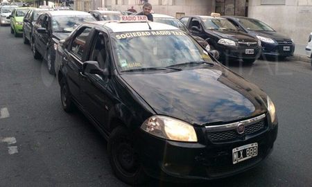 La faltante de taxis se hace sentir en Santa Fe. Francisco Aiello, secretario de Sociedad Radio Taxi, destacó que el principal motivo es la faltante de choferes. La faltante de taxis se hace sentir en Santa Fe. Francisco Aiello, secretario de Sociedad Radio Taxi, destacó que el principal motivo es la faltante de choferes.