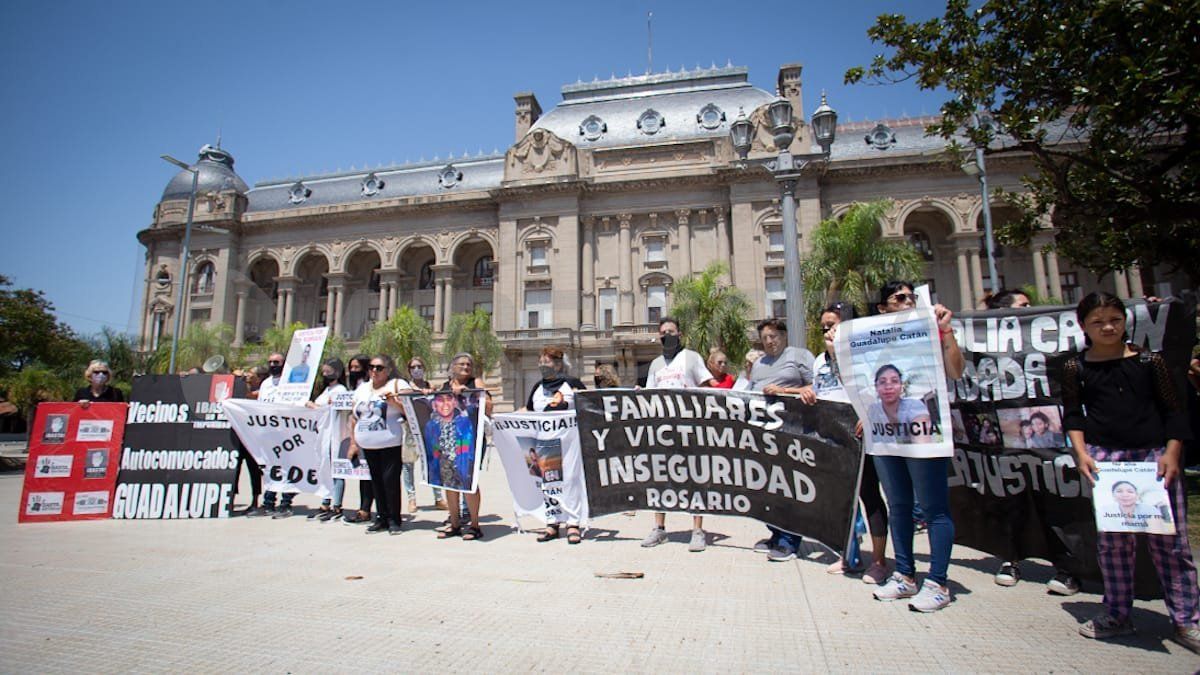 Este jueves familiares de víctimas de la inseguridad en Santa Fe se movilizaron frente a Casa de Gobierno y exigiron una respuesta por parte del gobierno.&nbsp;