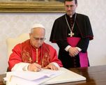 El Papa León XIVen la firma de la Carta Encíclica Magnifica Humanitas. El Papa León XIVen la firma de la Carta Encíclica Magnifica Humanitas.