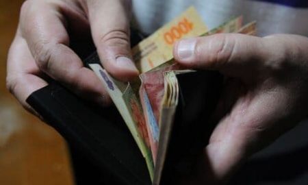 El índice de los salarios creció un 2,4% en febrero, aunque se mantuvo por debajo del Índice de Precios al Consumidor (IPC) de ese mismo período, que fue del 2,9%. El índice de los salarios creció un 2,4% en febrero, aunque se mantuvo por debajo del Índice de Precios al Consumidor (IPC) de ese mismo período, que fue del 2,9%.