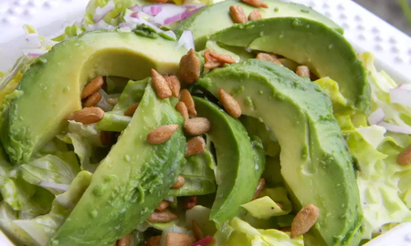 Cómo hacer una ensalada crocante de palta, berenjena y lechuga: la receta de Claudia Villafañe Cómo hacer una ensalada crocante de palta, berenjena y lechuga: la receta de Claudia Villafañe