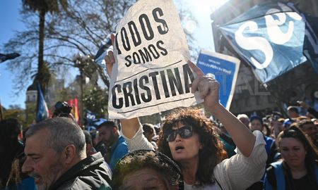 Dirigentes de sectores sindicales, políticos y de derechos humanos encabezaron este viernes un acto en Plaza de Mayo donde se leyó un documento en apoyo a Cristina Kirchner. Dirigentes de sectores sindicales, políticos y de derechos humanos encabezaron este viernes un acto en Plaza de Mayo donde se leyó un documento en apoyo a Cristina Kirchner.
