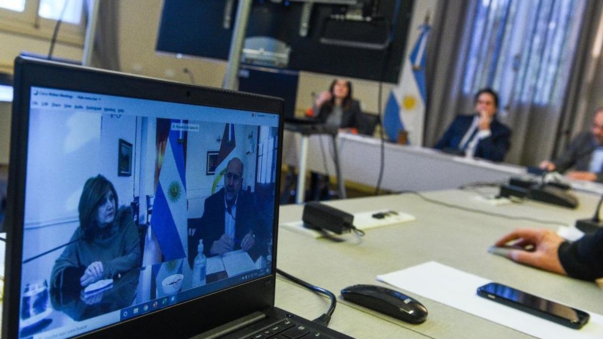 El gobernador Perotti y la ministra Cantero, durante una reunión virtual con autoridades del Ministerio de Educación de la Nación.