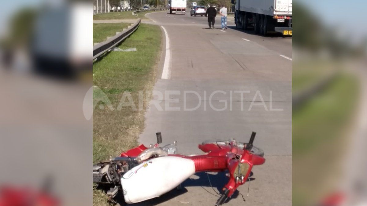Así quedó la motocicleta siniestrada tras el impacto con el vehículo de carga.&nbsp;