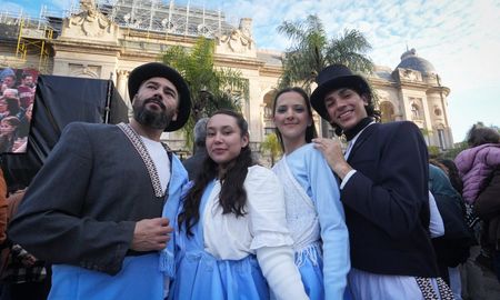 El acto oficial por el 216° aniversario de la Revolución de Mayo se realizó en la Plaza 25 de Mayo, en una jornada a puro fervor patrio. El acto oficial por el 216° aniversario de la Revolución de Mayo se realizó en la Plaza 25 de Mayo, en una jornada a puro fervor patrio.