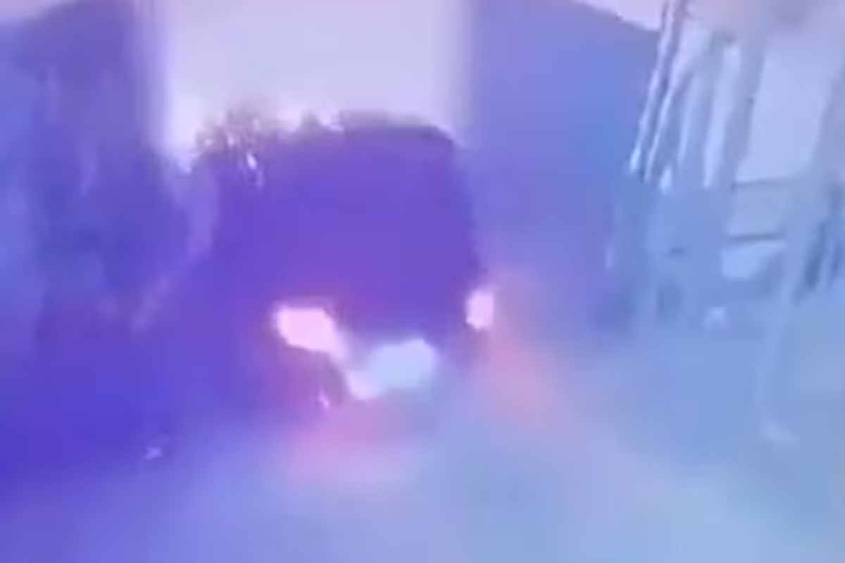 Luego de robar en cinco casas del country, situado en la Provincia de Buenos Aires, los asaltantes se dieron a la fuga en un auto de alta gama. Luego de robar en cinco casas del country, situado en la Provincia de Buenos Aires, los asaltantes se dieron a la fuga en un auto de alta gama.