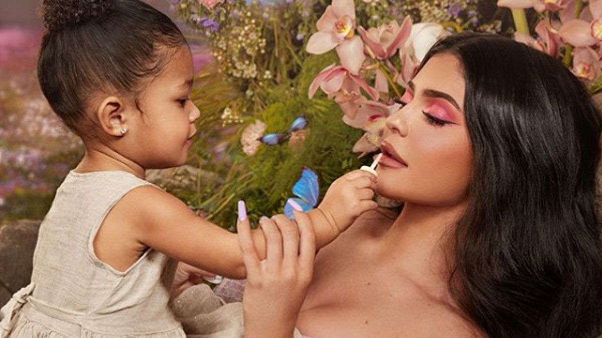 Kylie Jenner y su hija  Stormi son dos gotas de agua y estas fotos de su infancia lo prueban