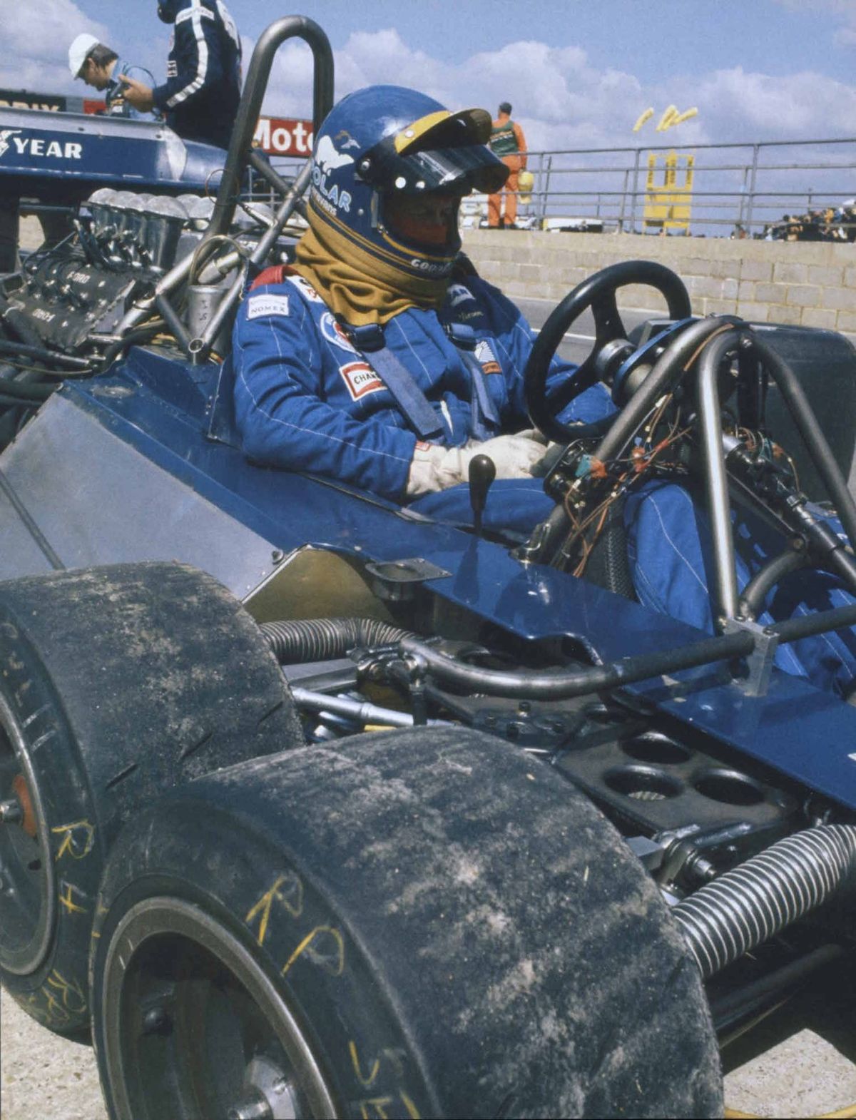 El sueco Ronnie Peterson sobre el P34B (sin el carenado superior) en una parada en los boxes durante los entrenamientos para el GP de los Estados Unidos Costa Oeste, en el callejero de Long Beach, California, que fue la 4ª fecha del calendario de ese año.